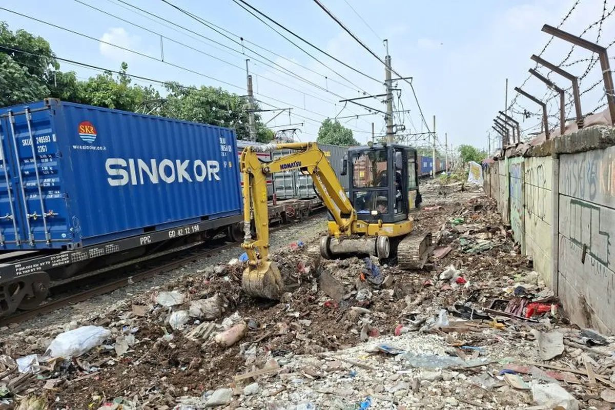 Bangunan Liar di Jalur Rel Stasiun Pasar Senen Dibongkar