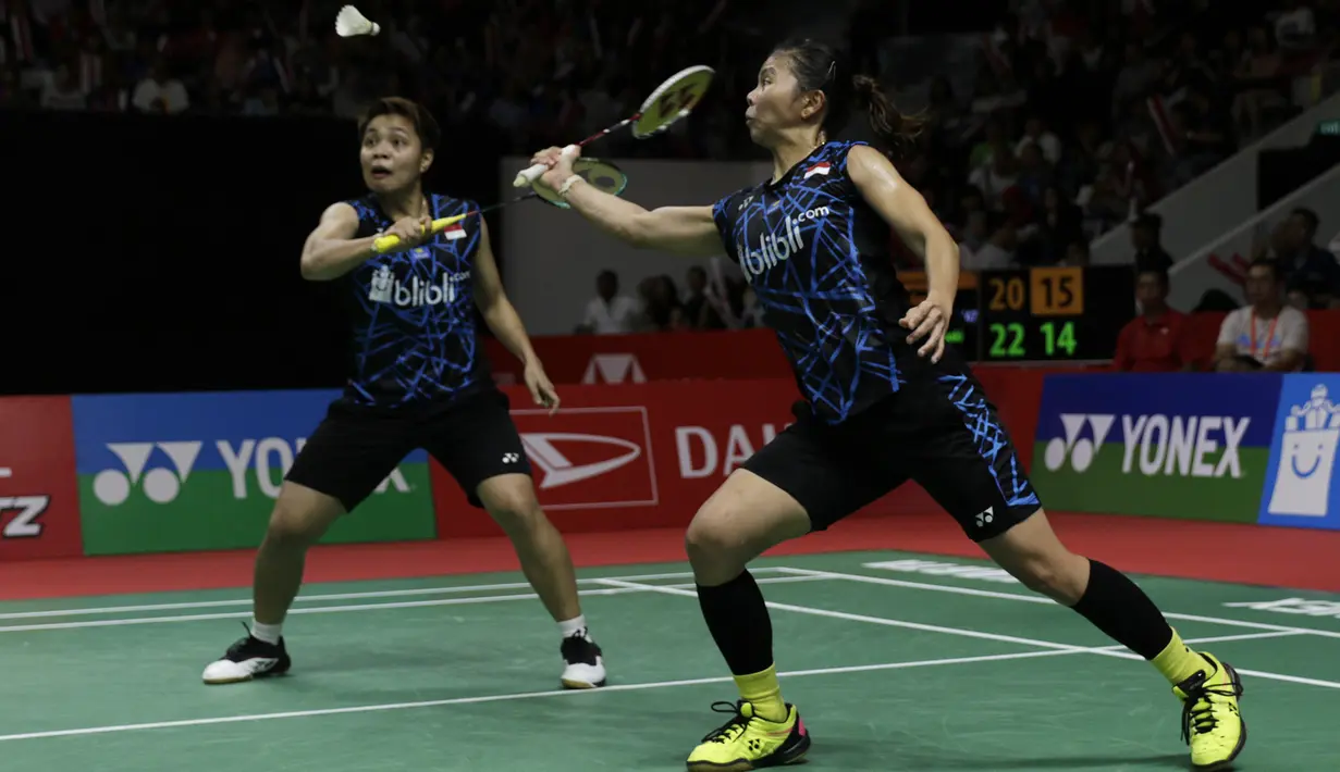 Ganda putri Indonesia, Greysia Polii / Apriyani Rahayu, berusaha memukul kok saat melawan ganda Jepang pada Indonesia Masters 2019 di Istora Senayan, Jakarta, Sabtu (26/1). Greysia / Apriyani gagal ke final. (Bola.com/Yoppy Renato)