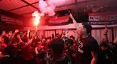 Fans Manchester United nyalakan Flaire pada acara malam Roaring Manchester United vs Liverpool di Pitch 98, Kemang, Jakarta Selatan, Minggu (7/4/2024).  (Bola.com/M Iqbal Ichsan)