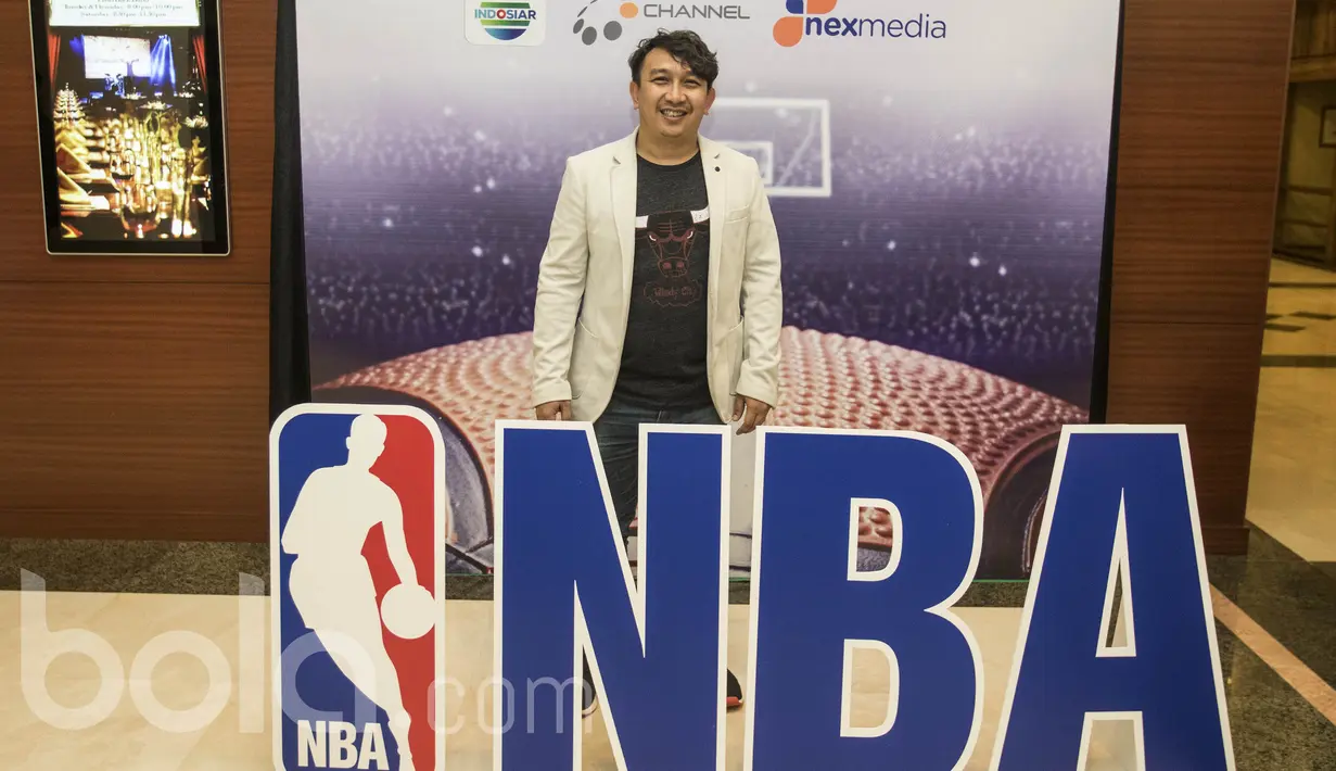 Selebritis Augie Fantinus menghadiri jumpa pers pengumuman kerjasama antara EMTEK dan NBA di Plaza Senayan, Jakarta, Rabu (3/5/2017). (Bola.com/Vitalis Yogi Trisna)