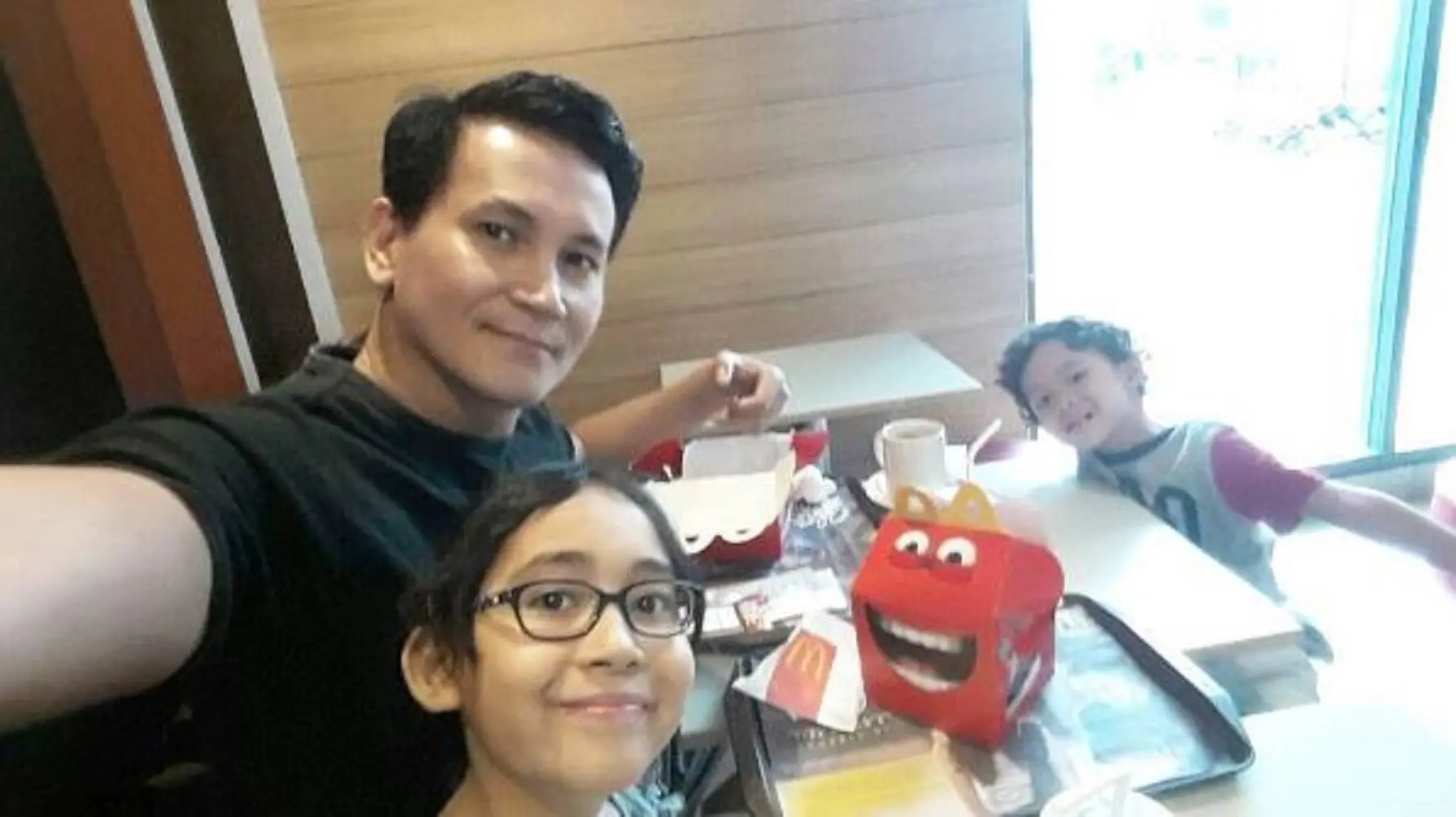 Dewi Rezer mengunggah foto Marcellino Lefrandt bersama dua anaknya (Instagram/@rezerdewi)