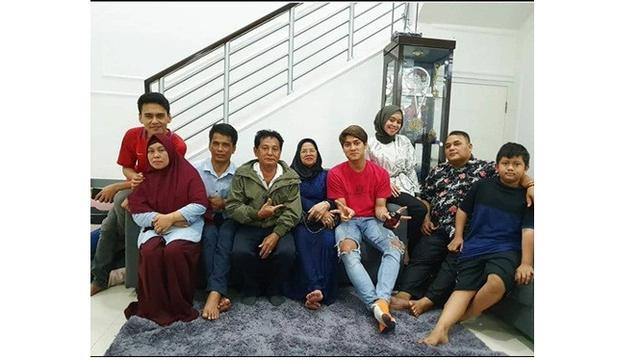 7 Potret Pertemuan Keluarga Lesty Kejora dan Rizky Billar, Penuh Kehangatan