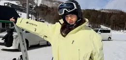 Lihat di sini tampilan Lisa BLACKPINK saat main ski. [@lalalalisa_m].