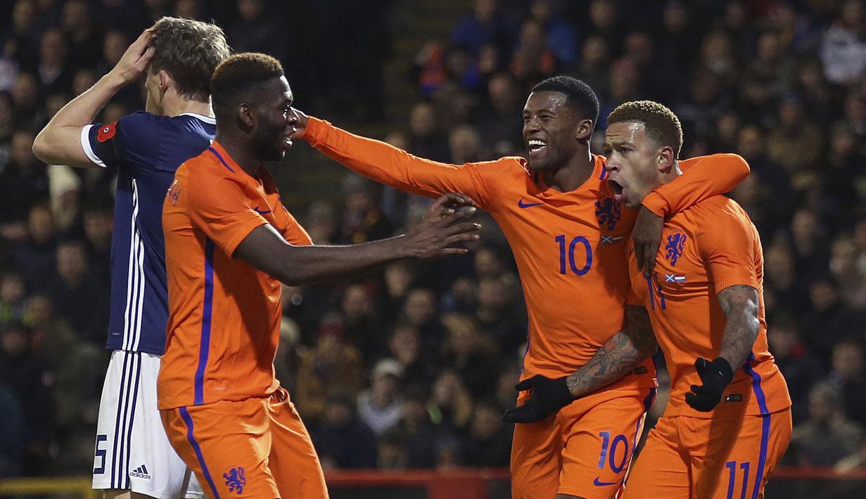 Pemain Belanda, Memphis Depay (kanan) merayakan gol bersama rekan setimnya saat melawan Skotlandia pada laga persahabatan di Pittodrie, Aberdeen, Skotlandia (9/11/2017). Belanda menang 1-0. (Andrew Milligan/PA via AP)