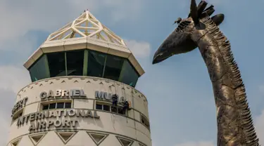 Pekerja memasang plang nama Bandara Robert Mugabe yang baru berganti nama, di Harare, Kamis (9/11). Pemerintah Zimbabwe mengganti nama bandara mereka yang semula bernama Bandara Harare menjadi Bandara Robert Mugabe.  (Jekesai NJIKIZANA/AFP)