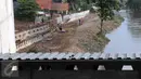 Sejumlah Pekerja memasang Kawat besi dan beton Tanggul di Pinggiran kali ciliwung, Kalibata, Jakarta, Sabtu (2/4) Pemasangan beton tanggul tersebut untuk meminimalisir banjir kiriman yang sering terjadi di kawasan tersebut. (Liputa6.com/Helmi Afandi)