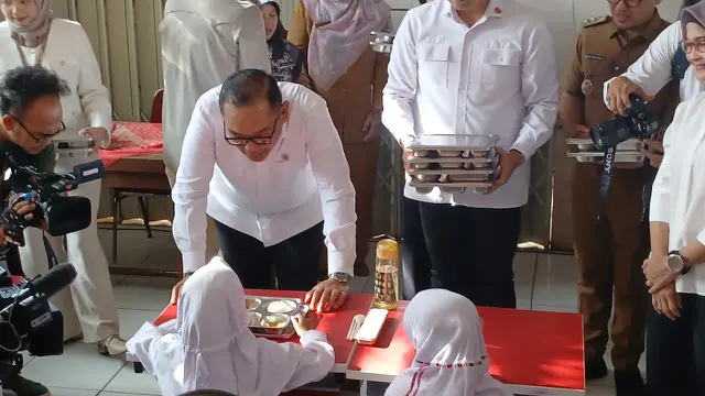 Wakil Menteri Investasi dan Hilirisasi Todotua Pasaribu meninjau pelaksanaan program Makan Bergizi (MBG) di SDN Lengkong, Serpong, Kota Tangerang Selatan (Tangsel), pada Senin (13/1/2025).