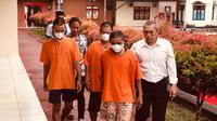 Ketiga tersangka kasus narkoba di Kutai Barat saat digelandang masuk ke sel tahanan Polres Kubar. (Istimewa)