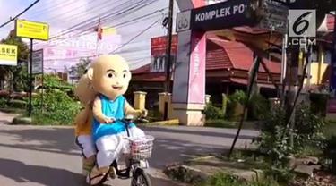 Aksi Upin Ipin bersepeda di jalanan Banjarmasin bikin gemas warganet.
