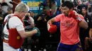 Petinju Manny Pacquiao (kanan) berlatih dengan pelatih Freddie Roach di sebuah klub tinju di Los Angeles, AS, Rabu (9/1). Pacquiao akan melawan Adrien Broner pada 19 Januari mendatang. (AP Photo/Damian Dovarganes)