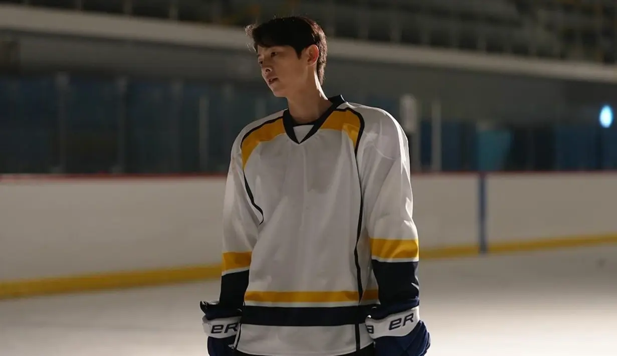 Segera menjadi ayah, penampilan Song Joong Ki kini juga tak lepas dari sorotan. Pasalnya, pria yang pernah menjadi member Running Man ini disebut tetap terlihat awet muda bak anak kuliahan. (Liputan6.com/IG/@hi_songjoongki)