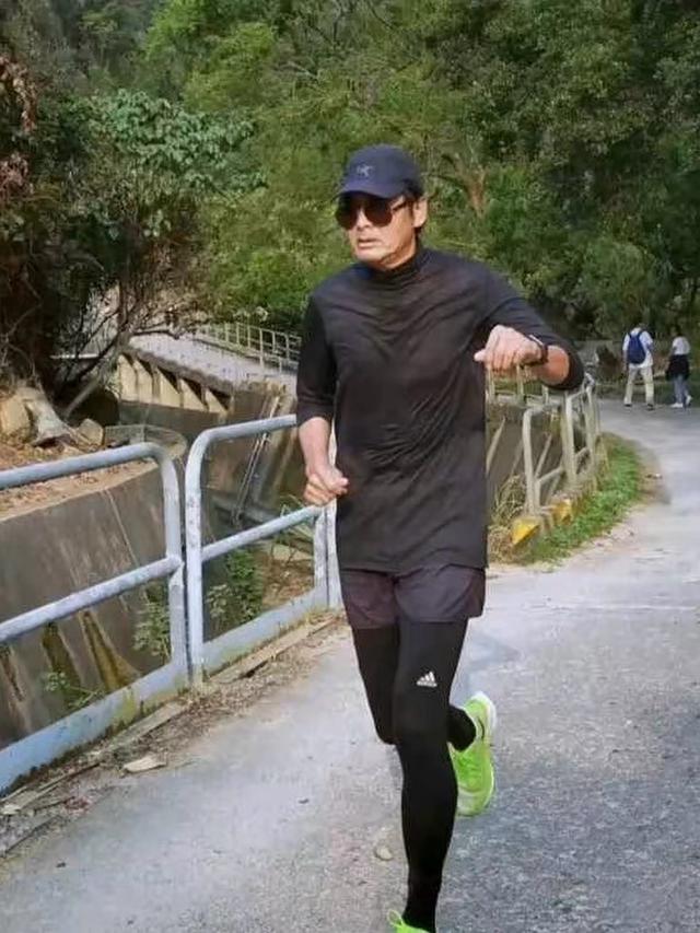 6 Potret Terbaru Aktor Chow Yun Fat 'Raja Judi', Ikut Lomba Lari 10 Km di Usia 67 Tahun
