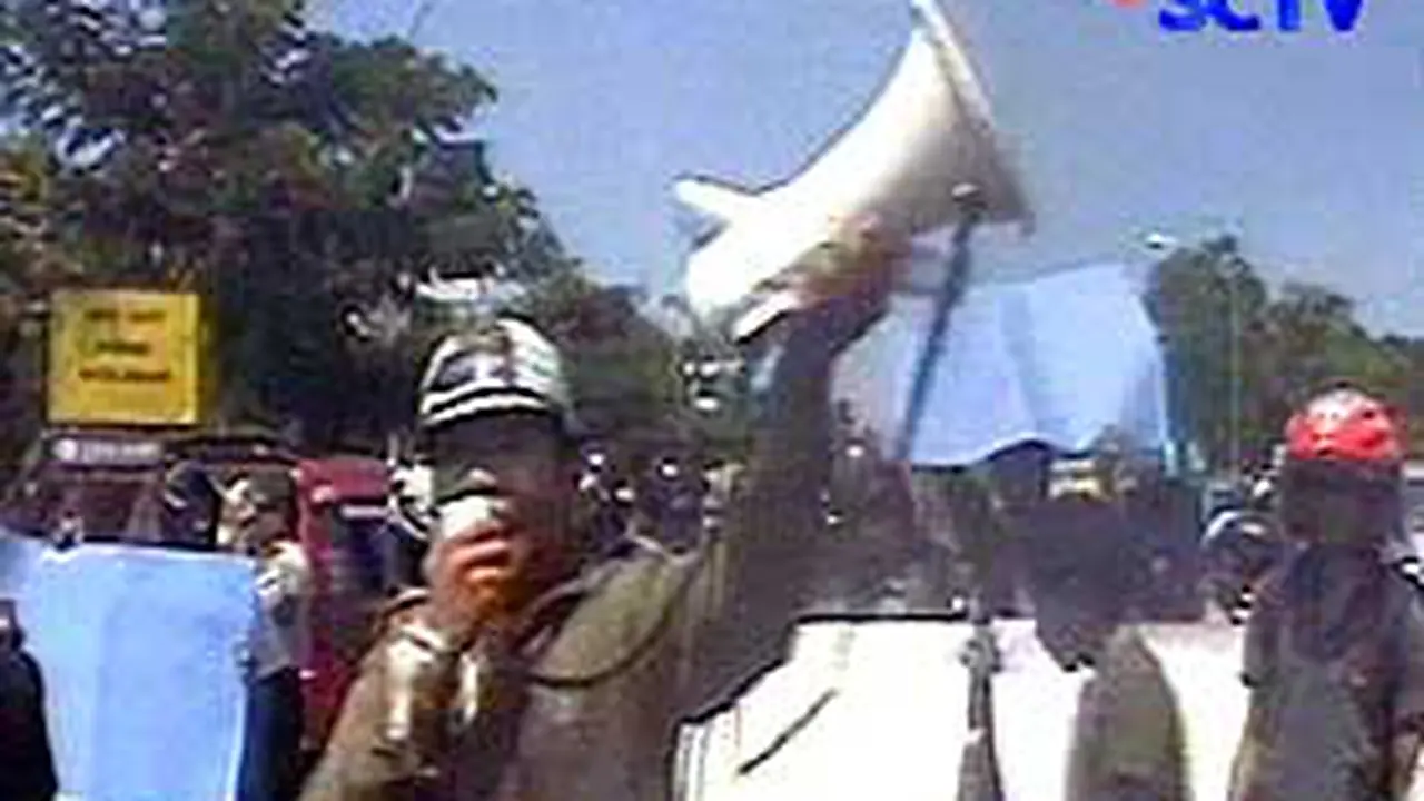 071212ddemo-jeneponto.jpg