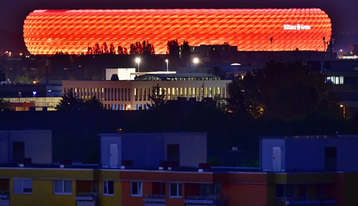 Pemandangan pemukiman warga dengan latar belakang keindahan lampu LED baru di Stadion Allianz-Arena, Jerman, Rabu (12/8/2015). (EPA/Peter Kneffel)