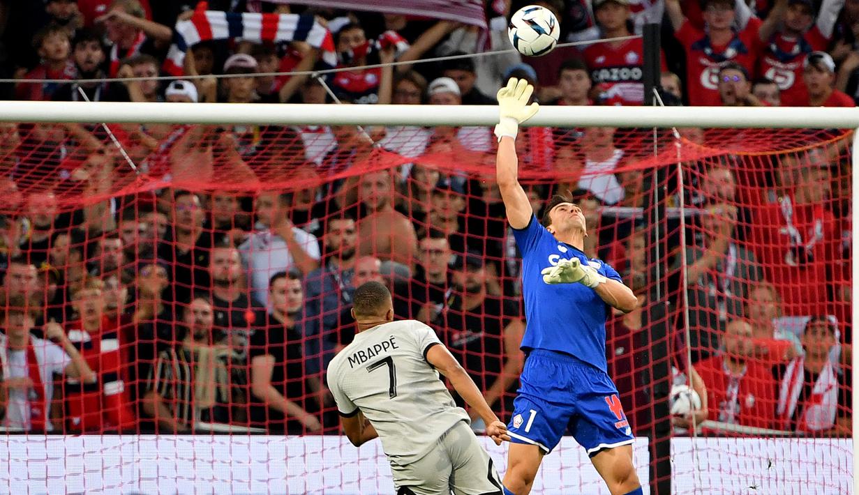 Gol pertama Kylian Mbappe yang dicetak hanya 8 detik setelah kickoff terjadi berkat kejeniusan Lionel Messi yang meihat celah dan melepaskan umpan lambung kepada Kylian Mbappe yang telah berlari kencang menuju pertahanan Lille. Hingga akhirnya ia melepaskan sepakan lambung yang tak dapat dijangkau kiper Lille, Leo Jardim yang sempat maju untuk menutup ruang. (AFP/Denis Charlet)