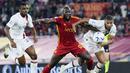 Pemain AS Roma, Romelu Lukaku, berebut bola dengan pemain AC Milan, Malick Thiaw, dalam laga giornata ketiga Liga Italia di Stadion Olimpico, Roma, Sabtu (2/9/2023). AS Roma tumbang dengan skor 1-2. (AFP/Filippo Monteforte)