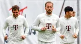 (Kiri-Kanan) Pemain Bayern Munich #08 Leon Goretzka, #09 Harry Kane dan #03 Kim Min-Jae mengikuti latihan jelang leg kedua semifinal Liga Champions 2023/2024 di tempat latihan Saebener Strasse di Munich, Selasa ( 07/05/2024).  (ALEXANDRA BEIER / AFP)