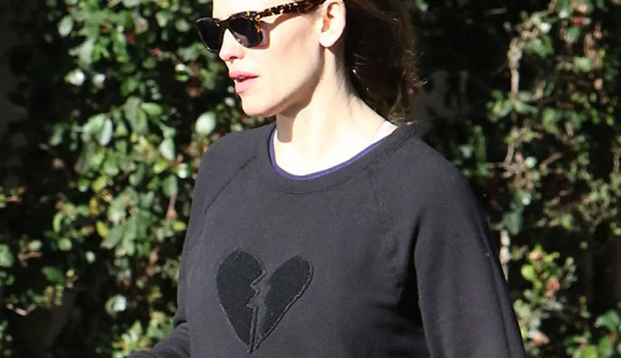 Jennifer Garner telah berpisah dengan suaminya Ben Affleck belum lama ini, namun ia tetap terlihat tegar ketika bersama sang anak. Seperti yang dilaporkan dailymail.com, Garner tengah berlenggang bersama anak laki-lakinya itu.  (doc.dailymail.com)