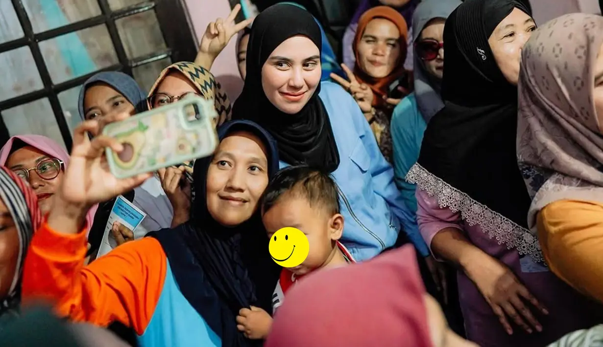 Kehadiran Syahnaz di berbagai acara kampanye membuatnya terlihat sebagai sosok istri yang setia dan penuh semangat. Dalam berbagai potret, ia tampak mendampingi Jeje dengan senyuman, apalagi saat terjun langsung ke masyarakat. Ia dengan senang hati menerima permintaan warga untuk foto bareng. (Liputan6.com/IG/@syahnazs)