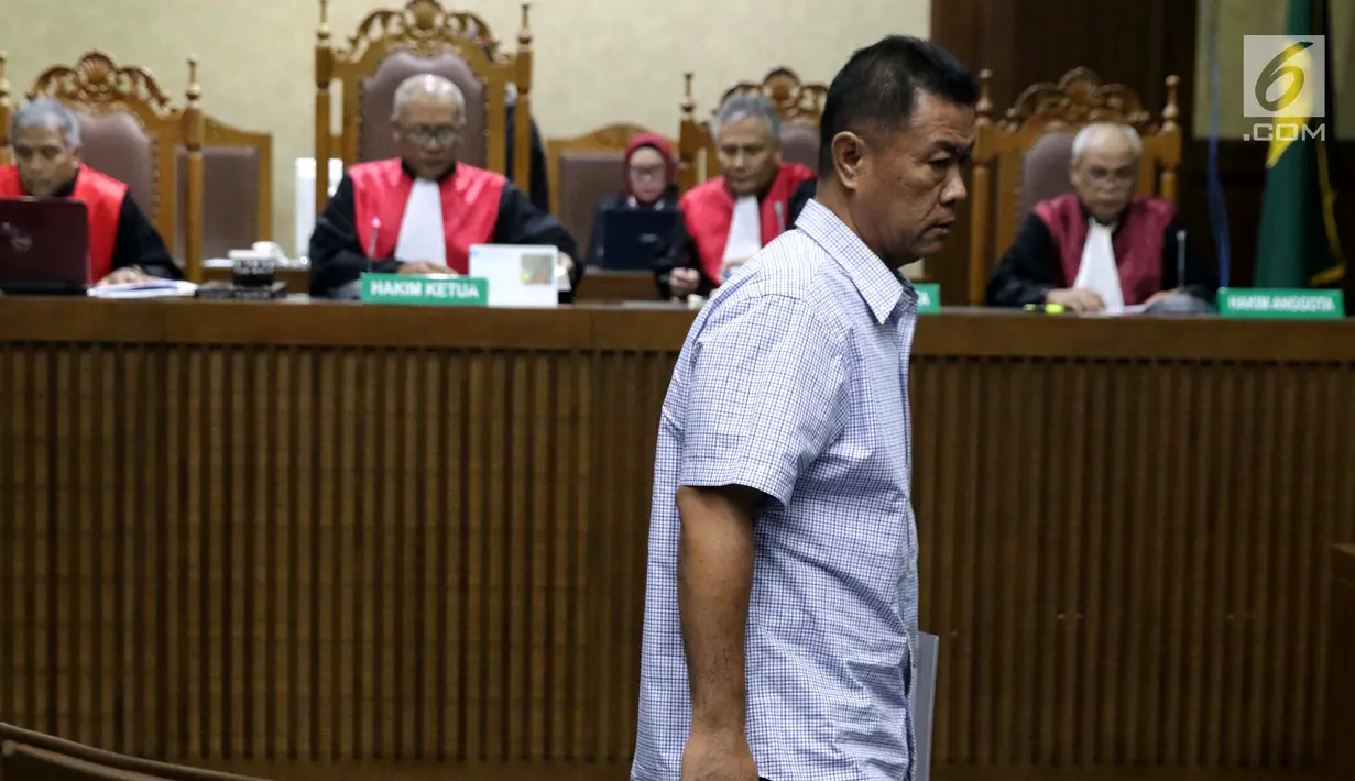 Benhur Lalenoh, pengusaha yang juga timses mantan Bupati Kepulauan Talaud, Sri Wahyumi Maria Manalip usai menjalani sidang dakwaan di Pengadilan Tipikor, Jakarta, Senin (23/9/2019). Benhur didakwa dalam dugaan suap revitalisasi Pasar Lirung dan Pasar Beo TA 2019. (Liputan6.com/Helmi Fithriansyah)
