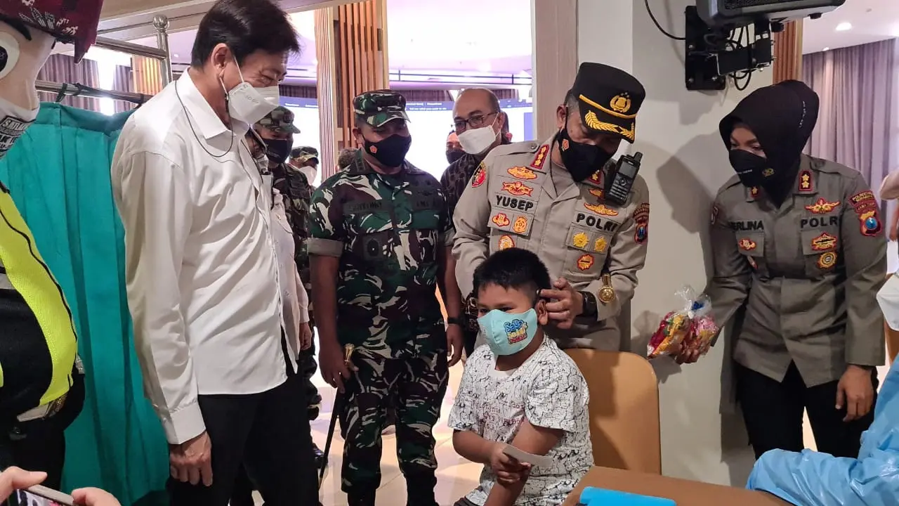 Kapolrestabes Surabaya Kombes Pol Akhmad Yusep Gunawan meninjau vaksinasi anak usia 6-11 tahun di Surabaya. (Dian Kurniawan/Liputan6.com)