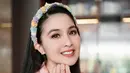 Bando yang mempunyai aksen bulu dengan berbagai warna pastel ini juga sangat cocok untuk Dewi Sandra yang punya rona wajah ceria. Tak heran jika ibu dua anak ini masih terlihat bak ABG. (Liputan6.com/IG/@sandradewi88)