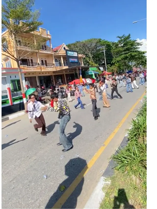 Joget Diiringi Lagu India, Lomba Gerak Jalan Pakai Konsep Jadul Ini Curi Perhatian