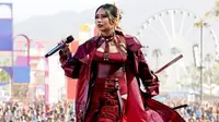 Cetak sejarah baru, Niki Zefanya jadi penyanyi perempuan Indonesia pertama yang tampil di Coachella. Berikut pesona memukaunya dalam busana rancangan Ashton Michael. (Instagram/ashtonmichael).
