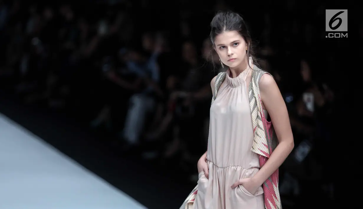 Model berpose mengenakan busana rancangan Paulina Katarina dalam ajang Jakarta Fashion Week 2018 di Senayan City, Jakarta, Kamis (26/10). (Liputan6.com/Faizal Fanani)