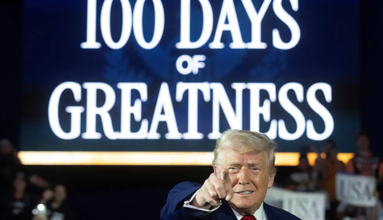 Presiden Amerika Serikat (AS), Donald Trump tiba untuk menyampaikan pidato yang menandai hari ke-100 masa jabatannya di Macomb County Community College Sports Expo Center, Warren, Michigan, pada tanggal 29 April 2025. (Jim WATSON/AFP)