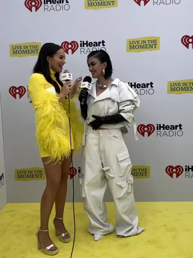 Agnez Mo Serba Putih dengan Aksesori Silver saat Hadir si Penghargaan Musik Bergengsi Dunia iHeartRadio. [@iHeartRadio]