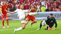 Pemain Denmark Martin Braithwaite (tengah) berusaha mencetak gol ke gawang Wales pada pertandingan babak 16 besar Euro 2020 di Johan Cruyff Arena, Amsterdam, Belanda, Sabtu (26/6/2021). Denmark menang 4-0. (Olaf Kraak/Pool via AP)