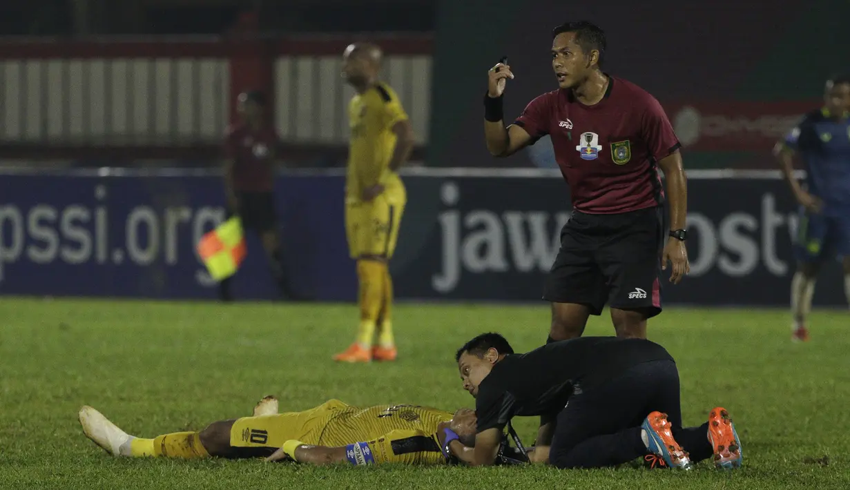Bek Bhayangkara FC, Jajang Mulyana, terjatuh saat melawan PSIS Semarang pada laga Piala Indonesia di Stadion PTIK, Jakarta, Selasa (19/2). Akibat kejadian itu Jajang langsung dilarikan ke rumah sakit. (Bola.com/Yoppy Renato)