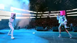 DJ Marshmello berkolaborasi dengan Nuh Cyrus di panggung Sahara pada hari ke 3 Coachella Valley Music & Arts Festival di Empire Polo Club pada tanggal 23 April 2017 di Indio, California, AS (23/4). (Christopher Polk / Getty Images untuk Coachella / AFP)