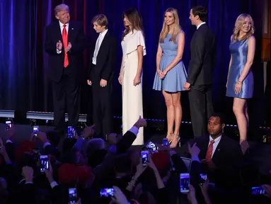 Presiden AS terpilih Donald Trump tiba dengan keluarganya di New York Hilton Midtown di New York, AS (8/11). Donald Trump, calon Partai Republik AS terpilih sebagai presiden AS ke-45. (AFP PHOTO/SAUL Loeb)