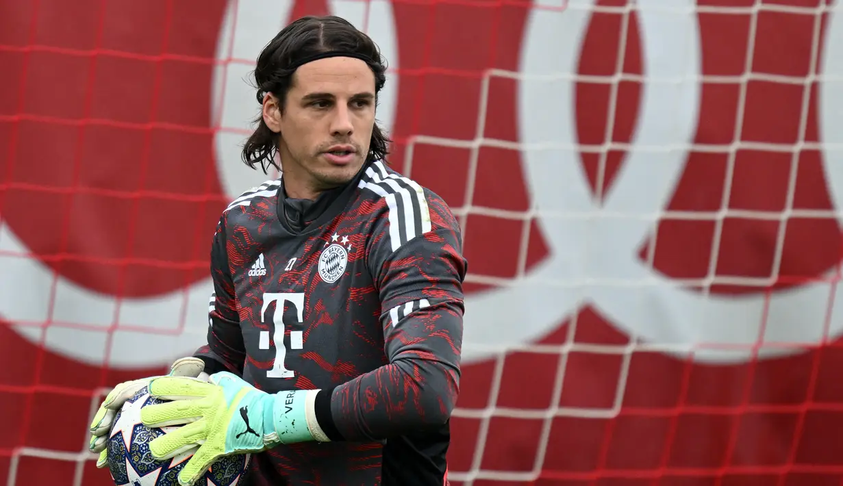Kiper Bayern Munchen Yann Sommer memegang bola selama sesi latihan jelang menjamu Manchester City pada leg kedua babak perempat final Liga Champions, di Munich, Jerman, Selasa (18/4/2023). (Photo by Christof STACHE / AFP)