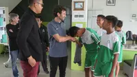 Luis Milla menyambangi sekolah sepak bola yang ada di Malang, Jawa Timur (Istimewa)