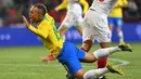 Gelandang Brazil, Everton dijatuhkan lawan pada laga persabahabatan yang berlangsung di Stadion Sinobo, Praha, Rabu (27/3). Brazil menang 3-1 atas Republik Ceko. (AFP/Joe Klamar)