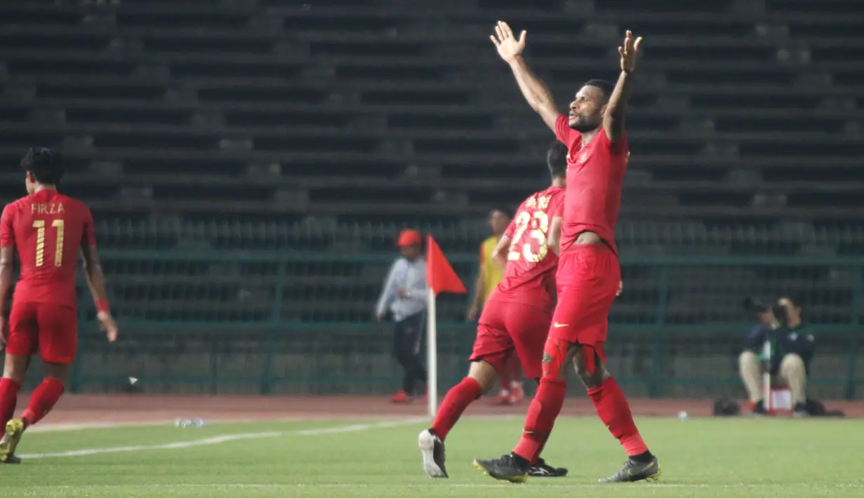 Striker Timnas Indonesia U-22, Marinus Wanewar, merayakan gol yang dicetaknya ke gawang Kamboja U-22 pada laga Piala AFF U-22  di Stadion National Olympic, Phnom Penh, Jumat (22/2). Indonesia menang 2-0 atas Kamboja. (Bola.com/Zulfirdaus Harahap)
