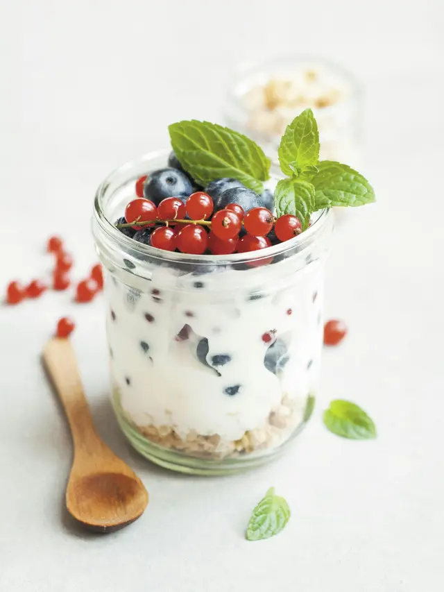 2. Yogurt Rendah Lemak dengan Buah Beri