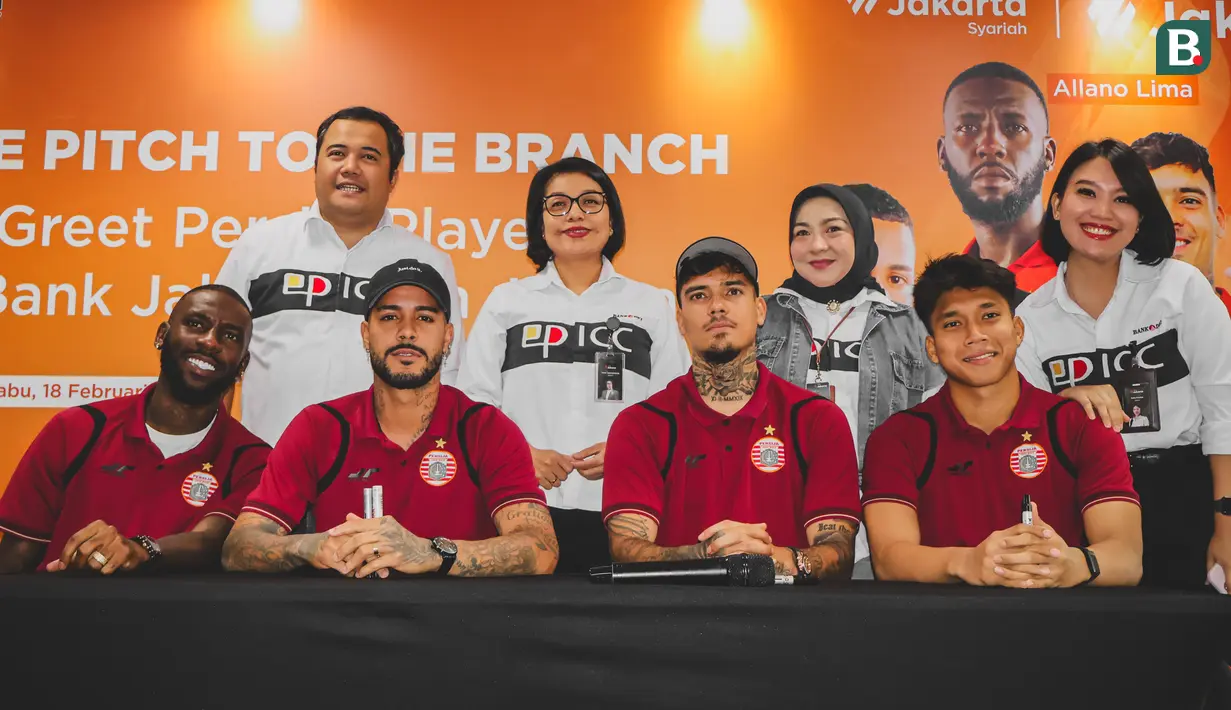 Sesi foto bersama pemain Persija Jakarta dengan para karyawan dalam acara meet & greet di Kantor Pusat Bank Jakarta, Jakarta Pusat pada Rabu (18/2/2025). (Bola.com/Nur Iman Ali)