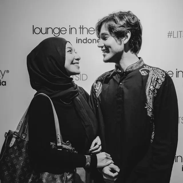 Dinda Kirana terlihat cantik saat menggunakan hijab