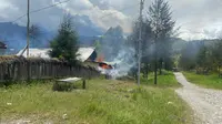 Rumah warga diduga dibakar oleh KKB Papua. (Ist)
