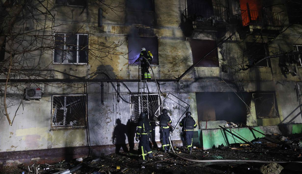 Serangan ini memicu kebakaran, merusak bangunan tempat tinggal bertingkat tinggi, toko, dan kendaraan. Tampak dalam foto, Petugas penyelamat berusaha memadamkan api yang membakar bangunan tempat tinggal setelah serangan Rusia di Zaporizhzhia, Ukraina, Rabu 26 November 2025. (AP Photo/Kateryna Klochko)