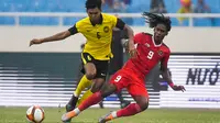 Pemain Timnas Indonesia, Ronaldo Kwateh, berebut bola dengan pemain Malaysia, Muhammad Azam, pada laga perebutan medali perunggu SEA Games 2021 yang digelar di Stadion My Dinh, Hanoi, Minggu (22/5/2022). (AFP/ Ye Aung Thu)