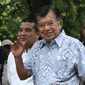 Wapres Jusuf Kalla (JK) mendatangi  TPS 03 Kelurahan Pulo, Jakarta Selatan, Rabu (19/4). Ditemani istri, Mufidah Kalla dan sang cucu, JK memberikan suaranya pada Pilkada DKI putaran kedua di TPS bernuansa Betawi tersebut. (Liputan6.com/Herman Zakharia)