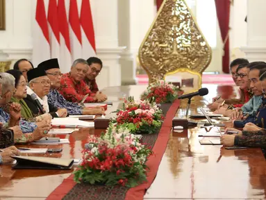 Presiden Jokowi menerima kedatangan anggota Badan Pembinaan Ideologi Pancasila (BPIP) di Istana Merdeka, Jakarta, Kamis (22/3). BPIP adalah badan yang sebelumnya bernama Unit Kerja Presiden Bidang Pemantapan Ideologi Pancasila. (Liputan6.com/Angga Yuniar)