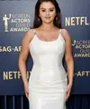 Setibanya di red carpet Auditorium Kuil Los Angeles, pada Sabtu (24/2/25), Selena Gomez menarik perhatian dengan gaun putih berkilau yang mungkin menjadi dambaan setiap pengantin. [@makeupbymelissam]