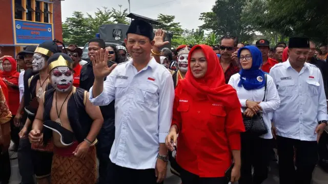 Diiringi kentongan dan Bawor, Achmad Husein-Sadewo Tri Lestiono tiba di KPU Banyumas . (Foto: Liputan6.com/Muhamad Ridlo)