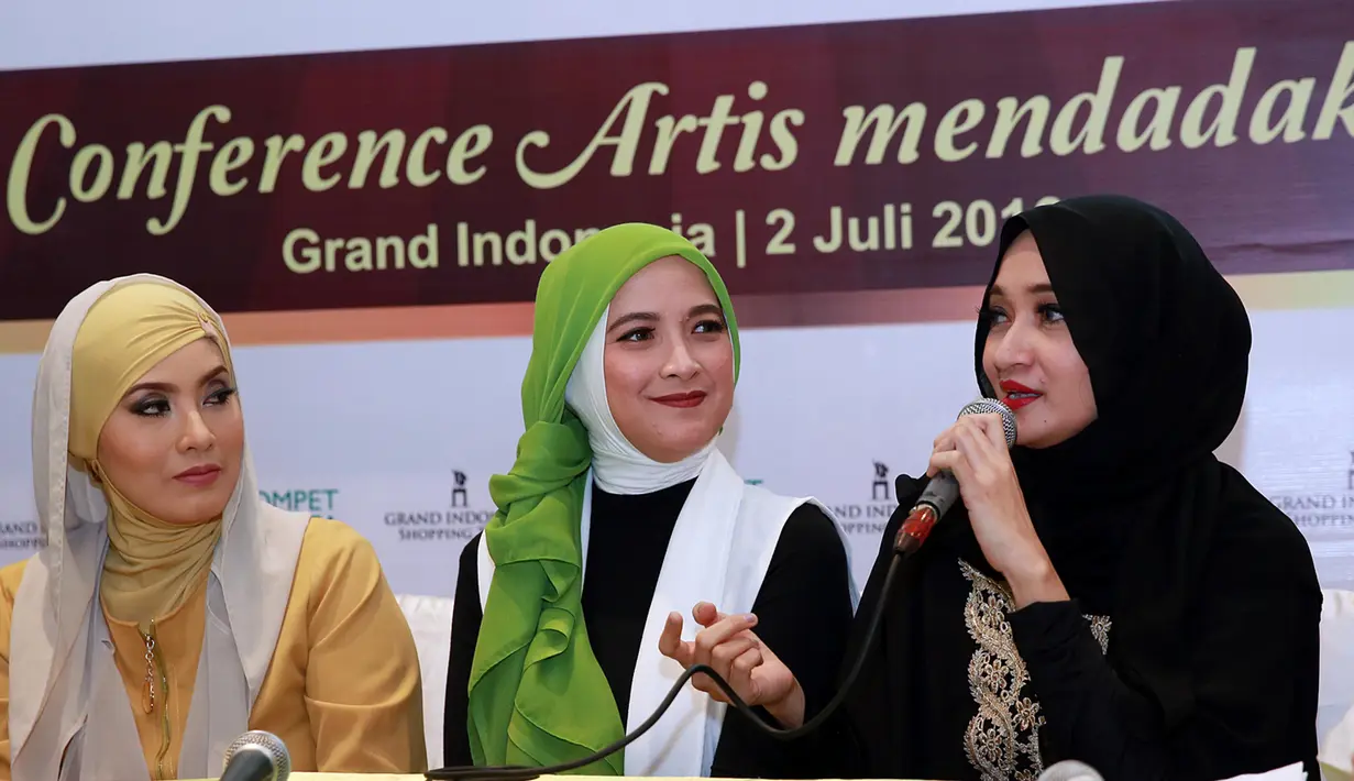 Demi kesadaran masyarakat untuk membayar zakat, ia bersama selebriti lain mengumpulkan zakat di sebuah mall di kawasan Thamrin, Jakarta Pusat. (Deki Prayoga/Bintang.com)